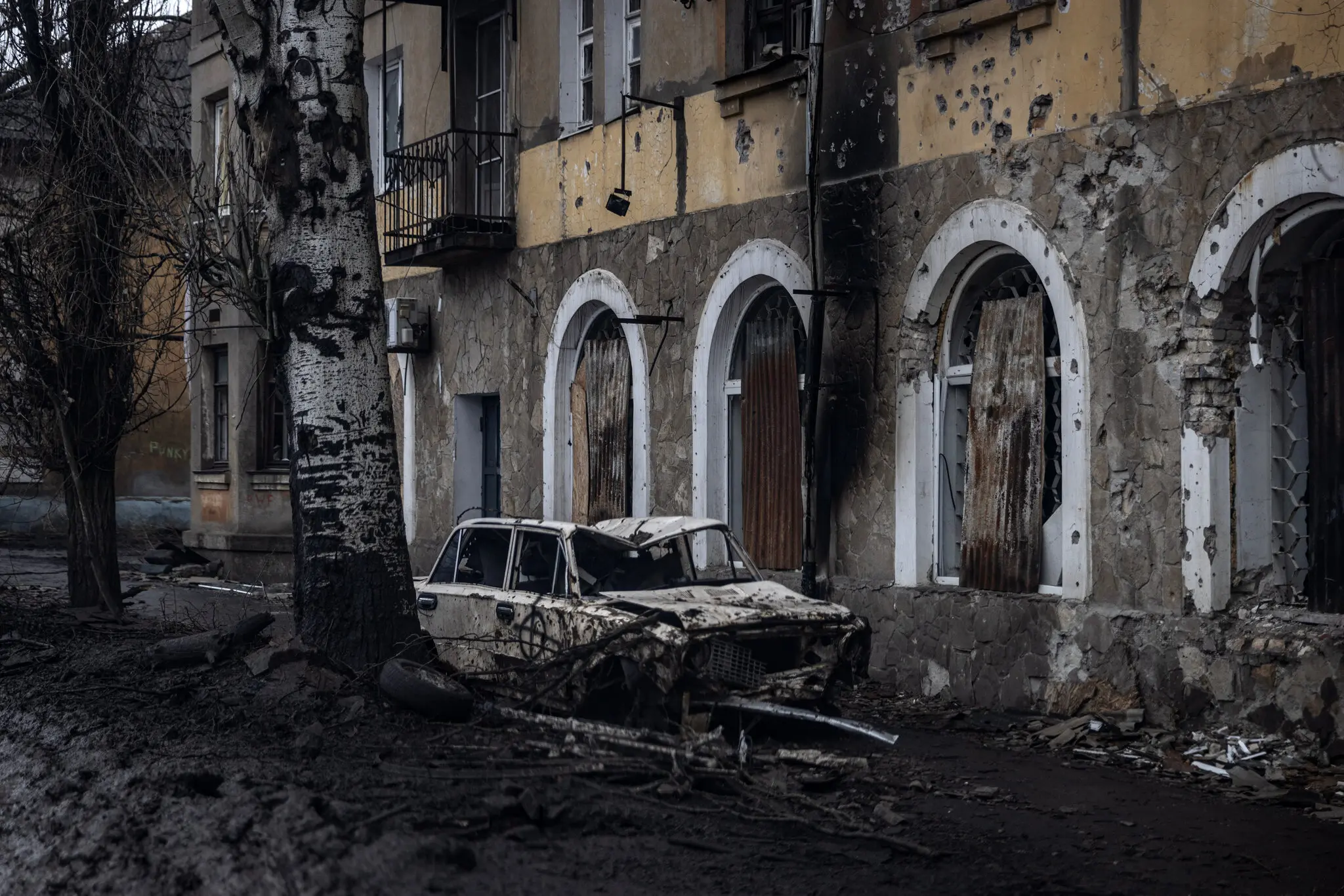 Руйнування на вулиці прифронтового міста Часів Яр у січні.